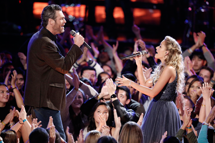 "The Voice": Blake Shelton performs with Emily Ann Roberts.