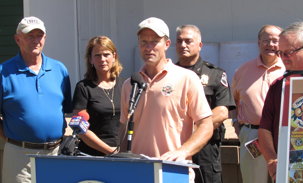 Alan Hastings addresses the crowd.