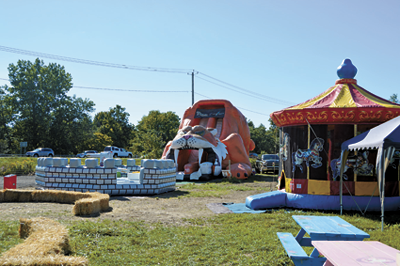 The iconic Sabretooth slide stands tall along the site at Niagara Falls Boulevard among other attractions. (Photo by Lauren Zaepfel)